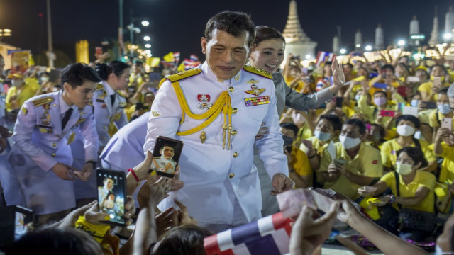 Nhà vua Maha Vajiralongkorn và Hoàng hậu Suthida chào đón những người ủng hộ ở Bangkok, Thái Lan.