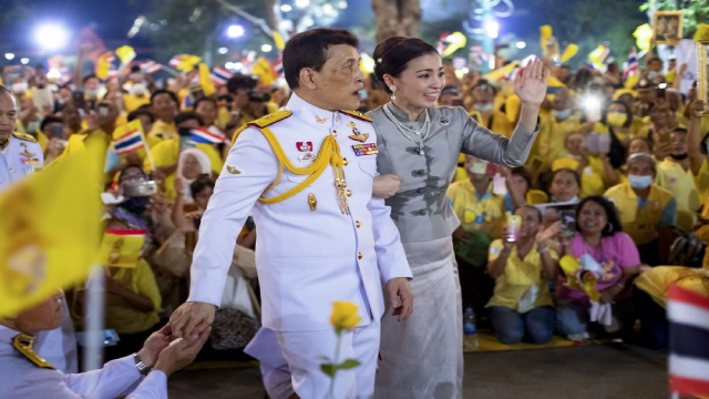 Nhà vua và Hoàng hậu vẫy tay chào những người ủng hộ ở Bangkok, Thái Lan.
