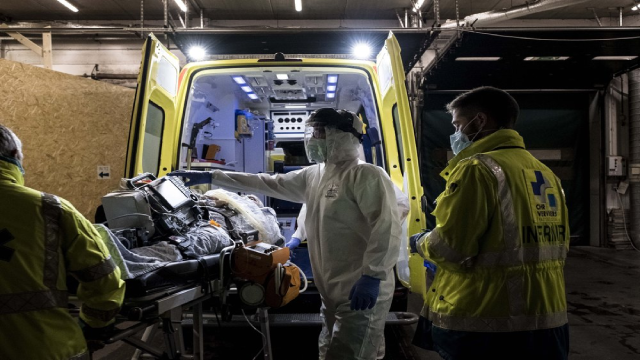 Nhân viên cứu thương làm việc khi một bệnh nhân Covid-19 được chuyển đến bệnh viện CHR CItadelle ở Liege, Bỉ.
