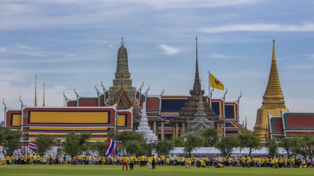 Những người ủng hộ chế độ quân chủ mang theo cờ của chế độ quân chủ và quốc gia Thái Lan tập trung trước Grand Place ở Bangkok.