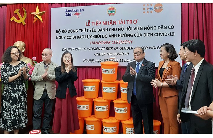 Đại diện UNFPA trao quà thông qua Hội Nông dân Việt Nam. Ảnh: VGP/Đỗ Hương