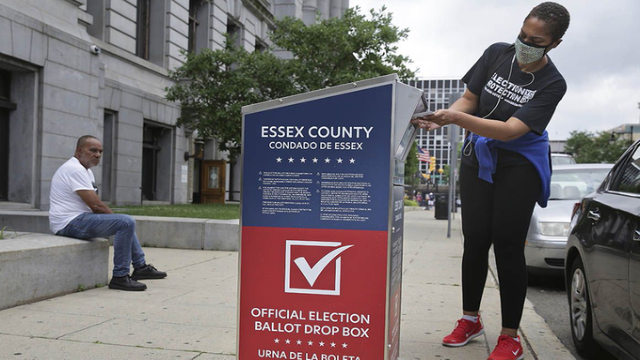 Một cử tri Mỹ đang bỏ phiếu qua thư tại thành phố Newark, bang New Jersey hồi tháng 7.