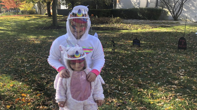 Cameron Fox, 10 tuổi và em gái 4 tuổi, Lexi, ở Brookfield, Ill., Đang hóa trang thành những con kỳ lân cho lễ Halloween với tấm che mặt bằng nhựa để bảo vệ khỏi COVID-19.