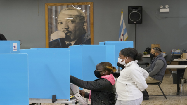Jeniya Garrett (phải) đang xem dì của mình, Catherina Neal bỏ phiếu tại Trung tâm Cộng đồng Tiến sĩ Martin Luther King ở khu phố Bronzeville, Chicago. (Ảnh AP / Charles Rex Arbogast).