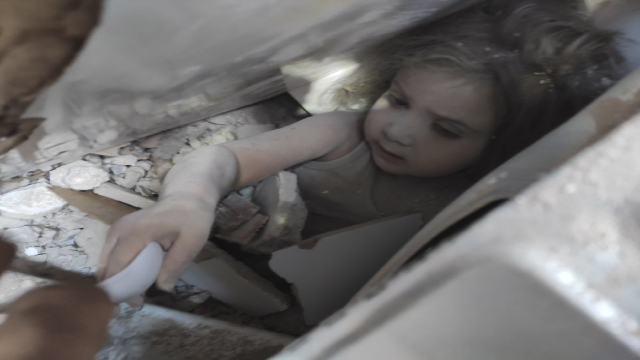 Cô bé 3 tuổi, Ayda Gezgin được kéo ra khỏi đống đổ nát sau hơn  91 giờ mắc kẹt .