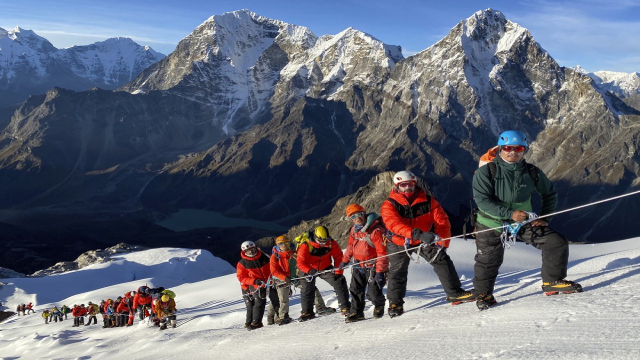 Một đoàn leo núi đến  từ Bahrain đã được cấp phép đặc biệt để thám hiểm Núi Lobuche ở Nepal.