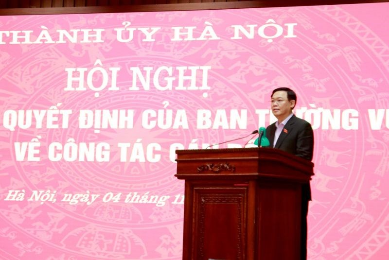 Bí thư Thành ủy Vương Đình Huệ phát biểu giao nhiệm vụ cho các đồng chí được trao quyết định tại hội nghị.