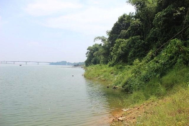 Khu vực bờ hữu sông Đà đang xảy ra hiện tượng sạt trượt. Ảnh: Hồng Quý.
