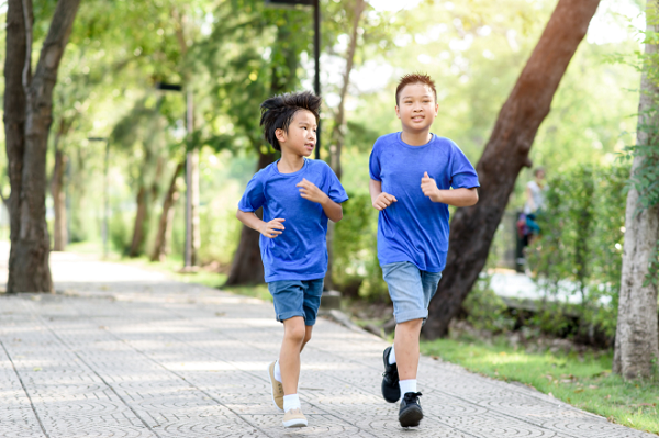 Vận động thường xuyên giúp trẻ giảm nguy cơ mắc phải chứng béo phì.Ảnh minh họa: Int