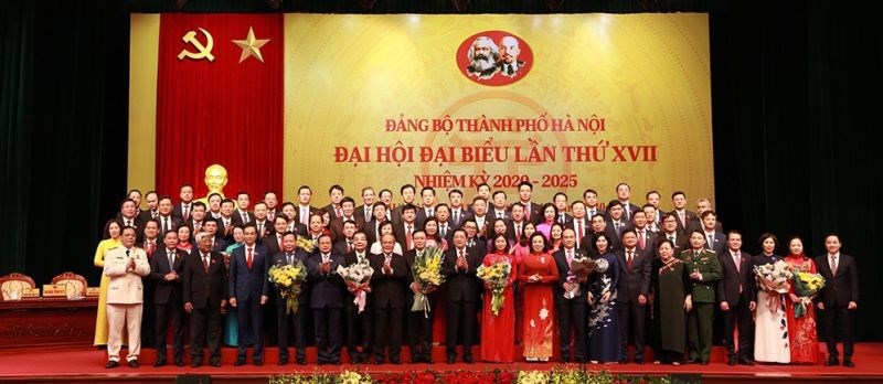 Các đồng chí lãnh đạo Đảng, Nhà nước; nguyên lãnh đạo Đảng, Nhà nước và thành phố Hà Nội chúc mừng Ban Chấp hành Đảng bộ thành phố Hà Nội khóa XVII