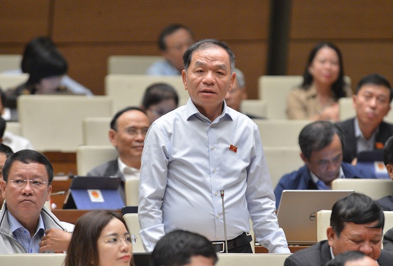 Đại biểu Lê Thanh Vân (đoàn Cà Mau) tranh luận tại phiên thảo luận sáng 5/11.