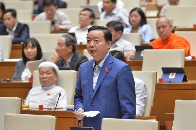Bộ trưởng Bộ Tài nguyên và Môi trường Trần Hồng Hà giải trình, làm rõ một số vấn đề các đại biểu quốc hội quan tâm.