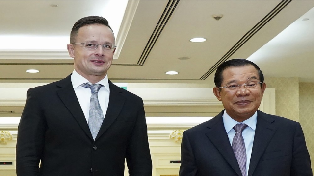 Bộ trưởng Ngoại giao Hungary, Peter Szijjarto (bên trái) chụp ảnh với Thủ tướng Campuchia Hun Sen trước cuộc họp tại Cung điện Hòa bình ở Phnom Penh, Campuchia.