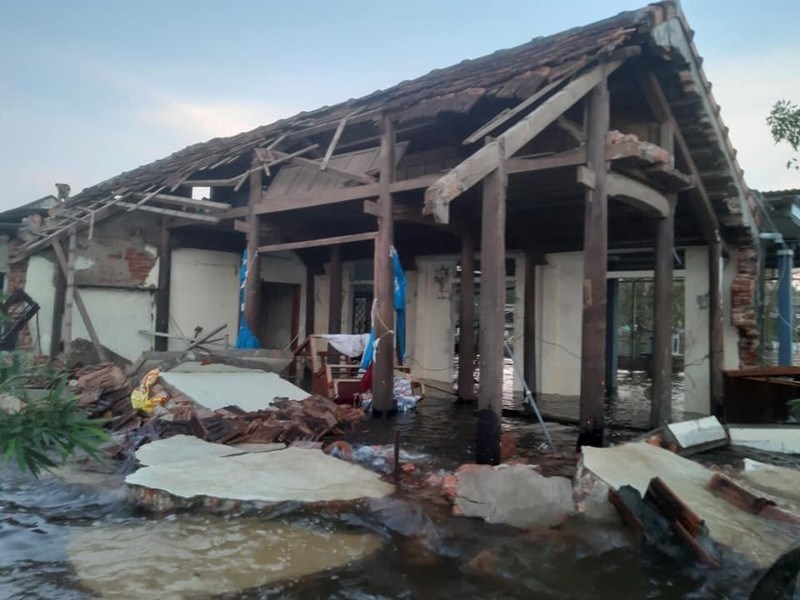 Nhiều nhà cửa của người dân miền Trung bị lũ lụt phá hủy