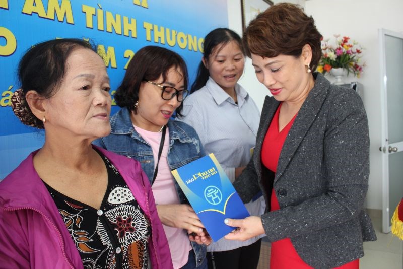 Bà Lê Quỳnh Trang, Tổng biên tập báo Phụ nữ Thủ đô trao số tiền hỗ trợ xây sửa nhà đợt 2 cho hội viên phụ nữ được thụ hưởng