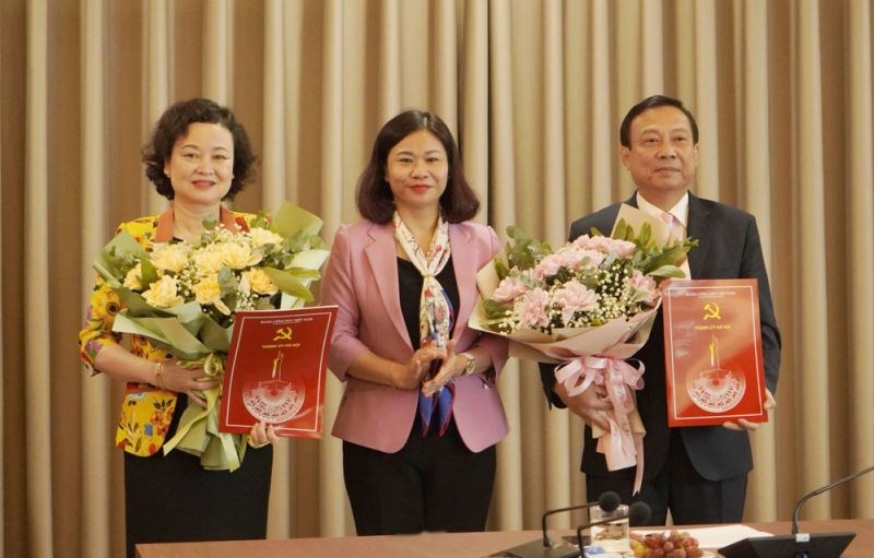 Phó Bí thư Thường trực Thành ủy Nguyễn Thị Tuyến trao Quyết định và tặng hoa chúc mừng đồng chí Trịnh Huy Thành và đồng chí Đinh Thị Lan Duyên.