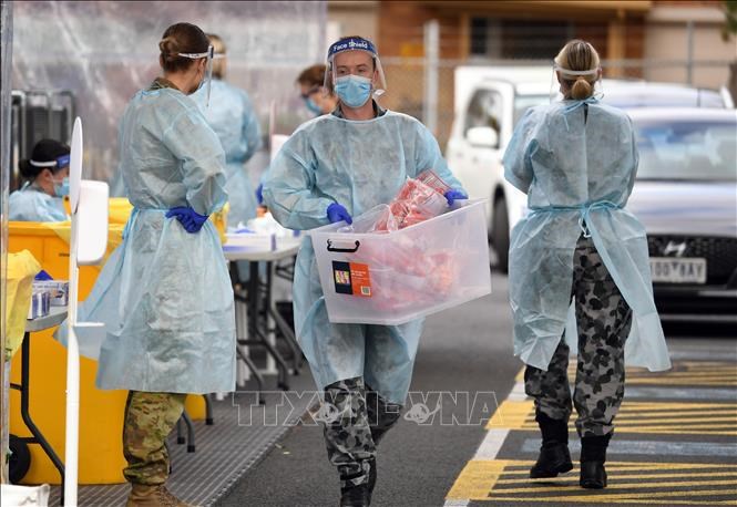 Nhân viên y tế làm nhiệm vụ tại một điểm xét nghiệm COVID-19 tại thành phố Melbourne, bang Victoria, Australia