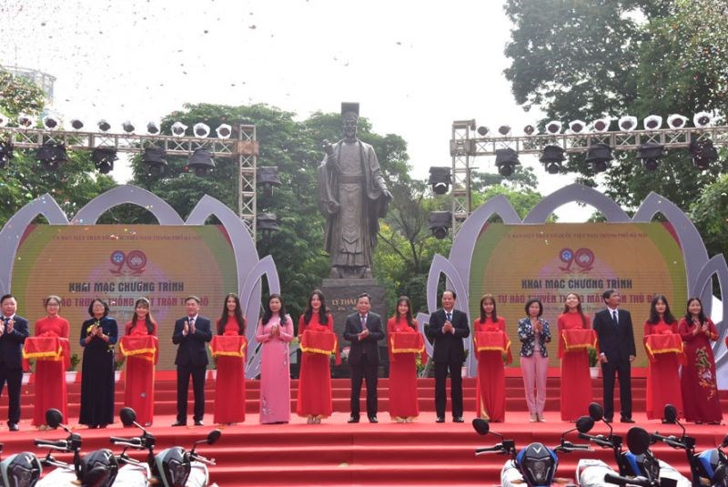 Các đồng chí lãnh đạo thành phố Hà Nội cắt băng khai mạc chương trình.