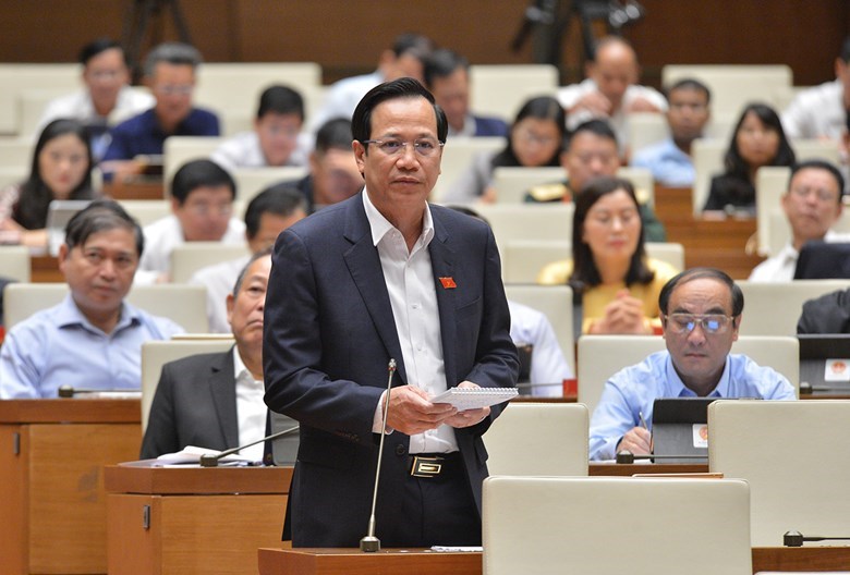 Bộ trưởng Đào Ngọc Dung trả lời chất  vấn của các đại biểu Quốc hội sáng 9/11.