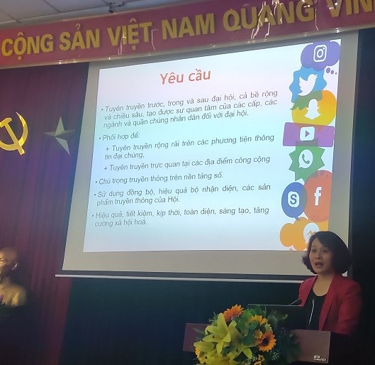 Đồng chí Phạm Thị Thanh Hương - Phó Chủ tịch Hội LHPN Hà Nội hướng dẫn công tác tuyên truyền chuẩn bị cho Đại hội