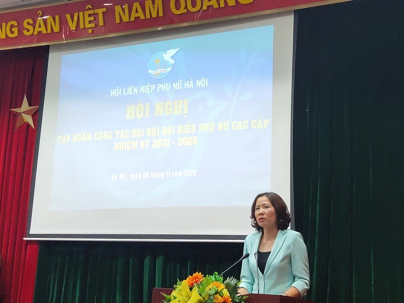 Đồng chí Lê Kim Anh - Chủ tịch Hội LHPN Hà Nội phát biểu tại buổi tập huấn
