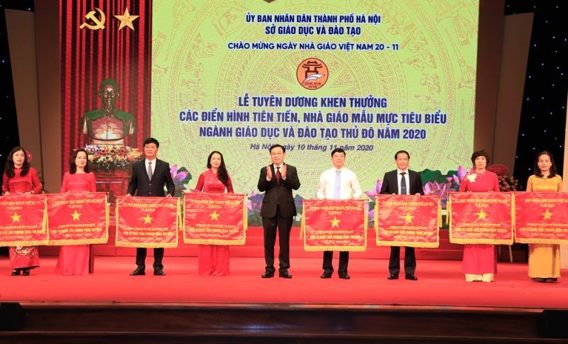 Bí thư Thành ủy Hà Nội Vương Đình Huệ trao Cờ Đơn vị xuất sắc phong trào thi đua cho phòng giáo dục và đào tạo 8 quận, huyện.
