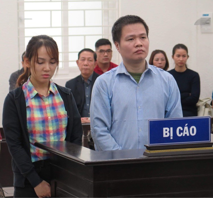 Vợ chồng  bị cáo Nguyễn Văn Thái và Bùi Thị Thu Trang tại tòa