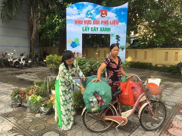Hội viên phụ nữ quận Long Biên tham gia mô hình “Đổi phế liệu lấy cây xanh”