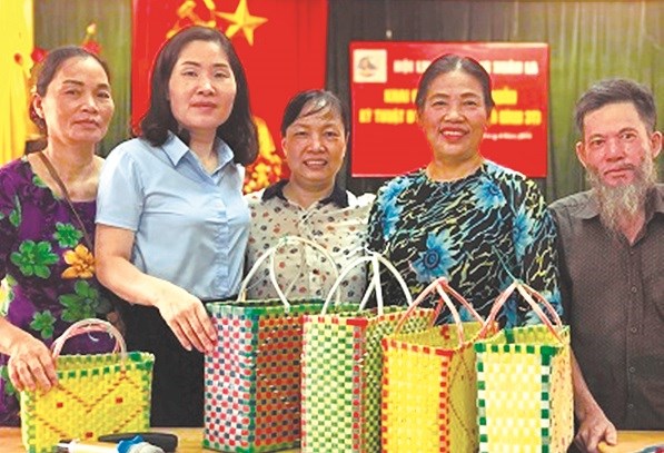 Chị Đỗ Thị Hồng Lan cùng các cô, các chị phụ nữ phường Xuân La thực hiện mô hình chi hội sử dụng làn khi đi chợ