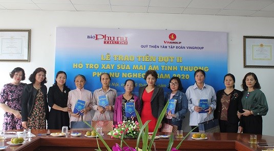 Bà Lê Quỳnh Trang – Tổng Biên tập báo PNTĐ trao số tiền hỗ trợ xây sửa nhà đợt 2 cho hội viên phụ nữ nghèo