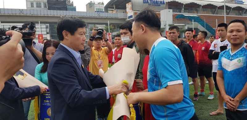 Ông Phạm Thanh Học, Phó Trưởng ban Thường trực Ban Tuyên giáo Thành ủy Hà Nội tặng hoa cho các đội thi đấu