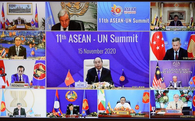 Thủ tướng Chính phủ Nguyễn Xuân Phúc trao đổi với các lãnh đạo các nước ASEAN