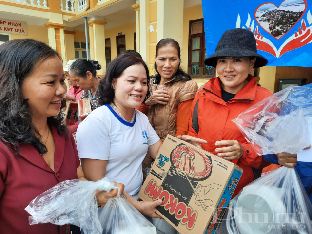 Đồng chí Nguyễn Thị Hảo – UV Ban Thường vụ Hội LHPN Hà Nội, Giám đốc Trung tâm Hỗ trợ phát triển phụ nữ Hà Nội xúc động trao quà tận tay cho bà con vùng lũ.