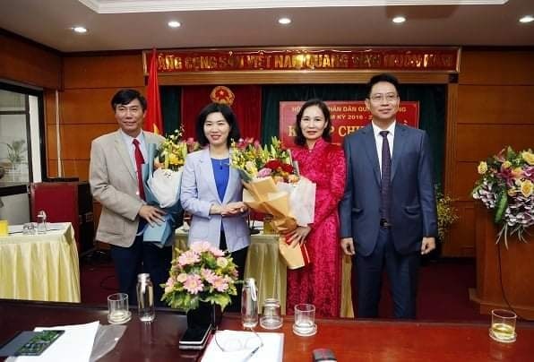 Đồng chí Phùng Thị Hồng Hà chúc mừng các đồng chí Tân Chủ tịch HĐND, Chủ tịch UBND quận Hà Đông