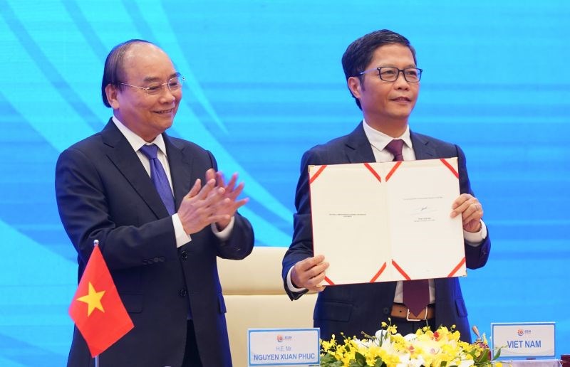 Tại Hà Nội, Bộ trưởng Công Thương Trần Tuấn Anh, đại diện Việt Nam, ký Hiệp định RCEP. Ảnh: VGP/Quang Hiếu