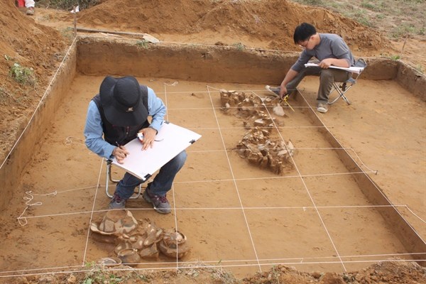 Bảo tàng LSQG và Bảo tàng Quốc gia Hàn Quốc xử lý tại hiện trường khai quật  Ảnh: T.L