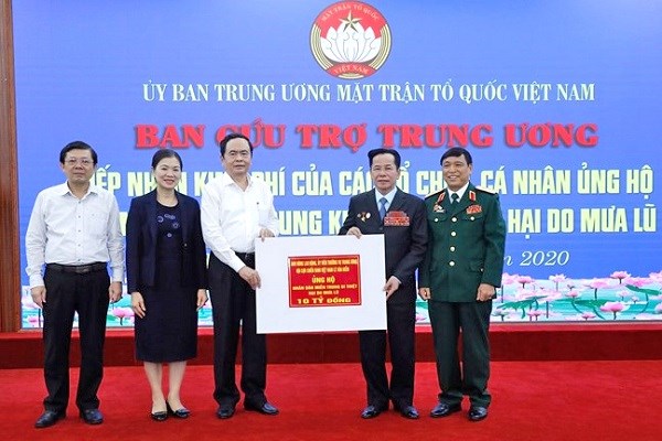 Tính đến 27/10/2020, hệ thống MTTQ Việt Nam từ Trung ương đến địa phương đã tiếp nhận ủng hộ và đăng ký ủng hộ các tỉnh thiệt hại do mưa lũ bằng tiền và hiện vật được trên 265 tỷ đồng.	Ảnh: T.H
