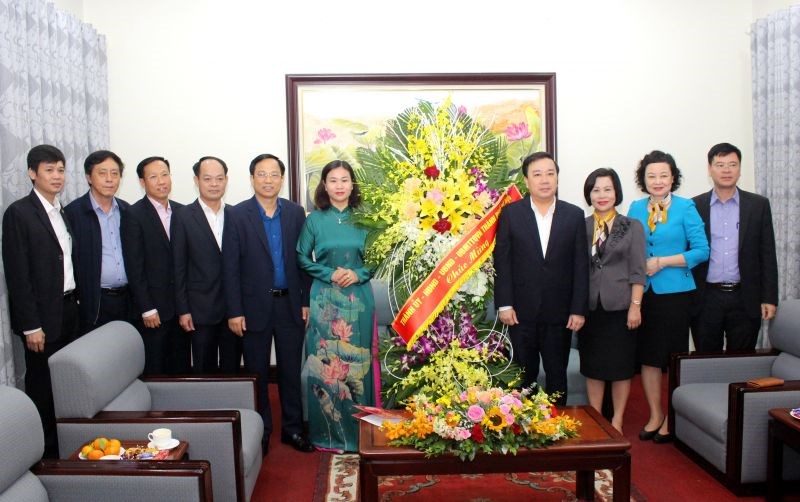 Phó Bí thư Thường trực Thành ủy Nguyễn Thị Tuyến gửi lời chúc mừng tốt đẹp đến đội ngũ cán bộ, công chức, viên chức Sở Giáo dục và Đào tạo Hà Nội