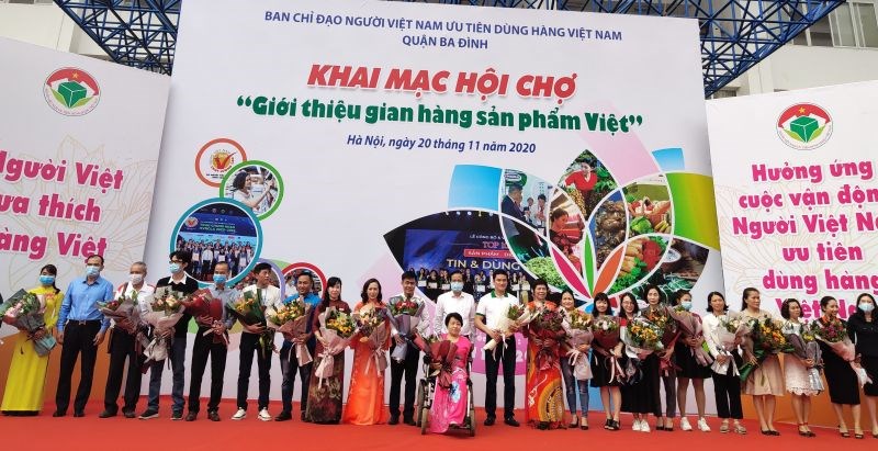 Đại diện các gian hàng tham gia Hội chợ nhận hoa chúc mừng của Ban Chỉ đạo người Việt Nam ưu tiên dùng hàng Việt Nam quận Ba Đình