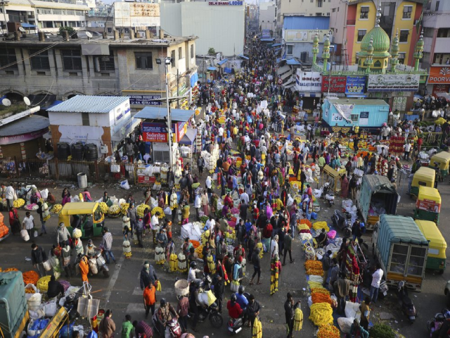 Người dân vẫn tập trung mua sắm tại một chợ hoa ở Bengaluru, Ấn Độ.