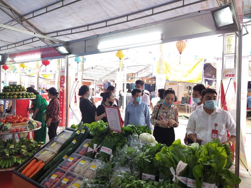 Người tiêu dùng thăm quan và mua sắm tại hội chợ từ ngày 20/11 đến ngày 26/11