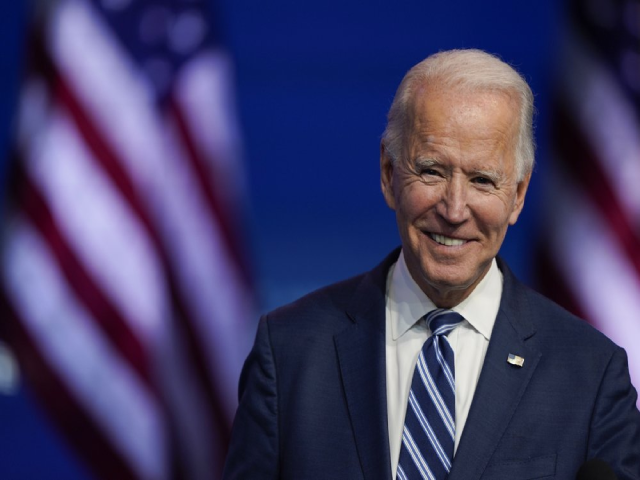 Tổng thống đắc cử Joe Biden mỉm cười khi phát biểu tại nhà hát The Queen ở Wilmington.