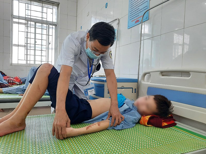 Bác sĩ Trung tâm Y tế huyện Yên Phong đang khám, điều trị cho cháu D.