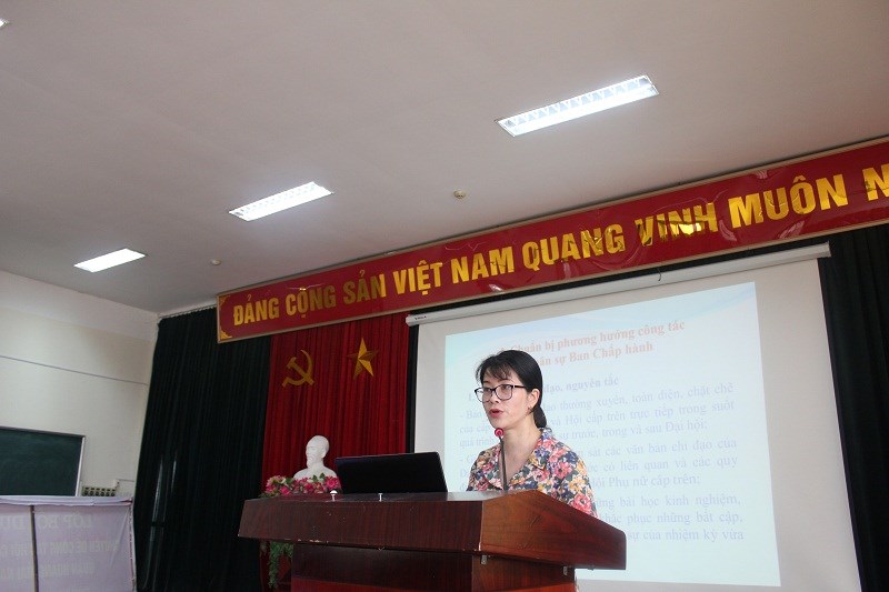 Đồng chí Nguyễn Kim Quý - Trưởng ban Tổ chức Kiểm tra Hội LHPN Hà Nội báo cáo viên lớp tập huấn