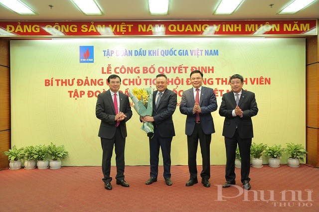 Đồng chí Hoàng Quốc Vượng và Lãnh đạo Tập đoàn tặng hoa tri ân đồng chí Trần Sỹ Thanh