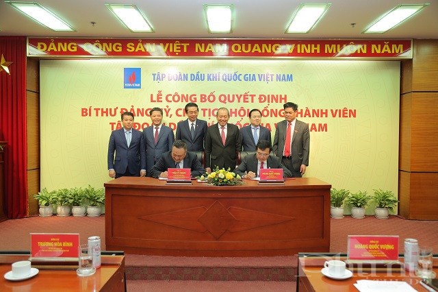 Phó Thủ tướng Thường trực Trương Hoà Bình và các đồng chí lãnh đạo Đảng, Nhà nước chứng kiến lễ ký bàn giao nhiệm vụ.