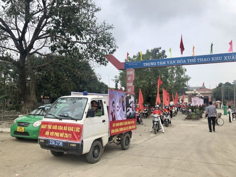 Đoàn xe tuyên truyền phòng chống bạo lực trên cơ sở giới,  lưu động quanh khu vực thị trấn Xuân Mai