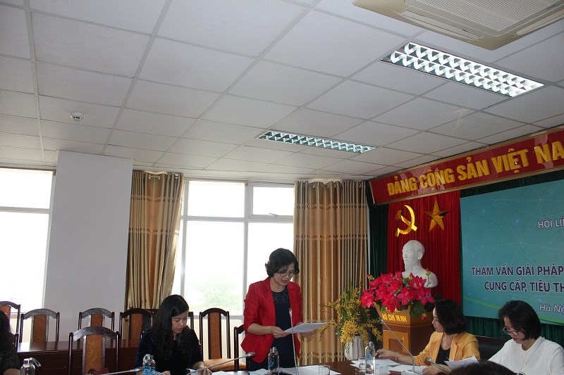 Đồng chí Nguyễn Thị Hường - Trưởng ban Hỗ trợ phụ nữ phát triển kinh tế phát biểu tại hội thảo
