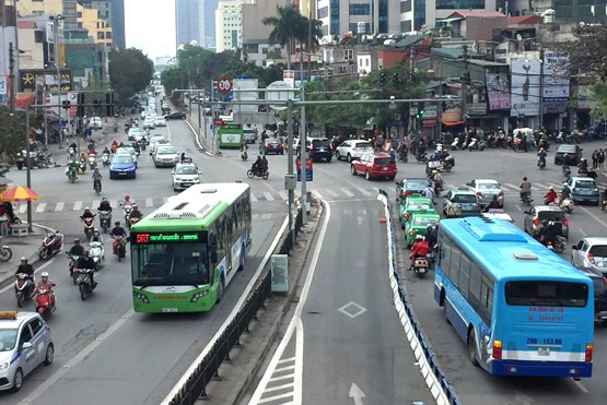 Kiến nghị sớm triển khai 14 tuyến đường riêng cho xe buýt tại Hà Nội - ảnh 1