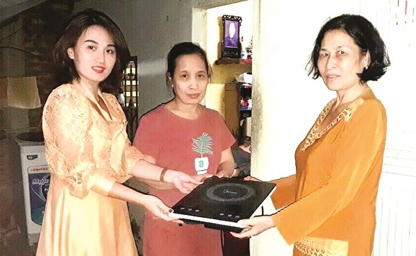 Hội LHPN phường Liễu Giai, quận Ba Đình tặng bếp điện cho gia đình hội viên có hoàn cảnh khó khăn